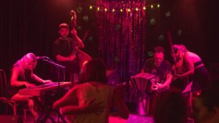 Mercredi 27 mai, L'écurie a accueilli un moment musical rare, le concert de Noelia Sinkunas et son cuarteto. 

piano et voix : @noeliasinkunas
violon: @carorodri23
bandonéon: @nach.santos 
contrebasse: @bastocristian , invité : @ismagram_db

Quand un concert vous propulse dans un univers poétique où tango, chamamé et chacarera deviennent souffle, transe et lumière... l'effet est puissant et on en ressort boulversé. Un grand merci aux artistes, à L'écurie et tout son personnel qui a pris soin de nous!

accueil, bar, son & lumières: @labuvettedelecurie
décoration : @amis.gva
empanadas: @amis.gva @enyantarok
orga: @egalitango @amis.gva
photos: @valerieloewensberg

Merci Seb et Isma pour prêter vos instruments!

#tangoqueer #concertgeneve #tangocontemporain #artistasargentinos