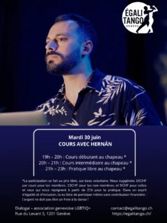Bonjour! Demain c'est le dernier cours avant la rentrée en septembre avec Hernán! Venez danser au rythme des ventilateurs🎶 Pour celles et ceux qui ne connaissent pas Hernán, c'est une personne très cher pour Égalitango, puisqu'il est à l'origine de l'association de Tango Queer active depuis 2017 à Genève (Dialogai) et l'année dernière il nous a legué toute son expérience et a soutenu les débuts d'Égalitango. Merci Hernán!! 
@dinamitango

Hernán (Buenos Aires) découvre le tango à l’âge de 11 ans avec sa sœur, de la main de Maestra Olga Uralde. Après une pause, il reprend la danse à 22 ans en Patagonie, inspiré par Carolina Ayala. Un tournant décisif a lieu avec la découverte des milongas queer à Buenos Aires puis à Paris, où il explore librement les deux rôles, guide et guidé. Depuis, il participe activement aux milongas locales ainsi qu’aux festivals et marathons queer en Europe.

En 2017, il commence à enseigner et cofonde Tango Queer & OpenRole Genève, une association engagée dans la déconstruction des stéréotypes de genre au sein du tango. Dans ses cours, Hernán met l’accent sur les sensations vécues dans les deux rôles, la musicalité et l’analyse du mouvement – héritée de sa formation de physicien. Avant tout danseur social, il place le partage et l’expérience de l’abrazo au cœur de sa pratique. Il est aussi parfois DJ, et il n’est pas exclu qu’il chante un ou deux morceaux lors des soirées qu’il anime.