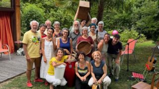Ce dimanche Maga Falcoff nous a donné cet atelier sur les racines noires du tango, c'était riche et très sympa. Nous avons notamment appris à jouer les rythmes de candombé et milonga. 

Puis après l'atelier elle a joué avec Nico Alvarez, un guitariste argentin qui vit à Genève,  des chansons de ses propres compositions et de la musique folkorique rioplatense et du nord de l'Argentine. Merci aux deux pour nous transporter dans l'univers de Maga et nous faire découvrir ses influences rythmiques diverses!
@magafalcoff @elnicoalvarez

Cette après-midi - soirée a été organisée en collaboration avec La Casanita de Anne @annerobert2019 et Égalitango. Valérie à la coordination artistique et Anne pour l'accueil et la diffusion via the flow. Les empanadas et petites douceurs de la main de Sebastian @seba_yo_soy le chef tucumano @enyantarok

Merci à Stefania pour nous avoir prêter la voiture qui a permis le déplacement de ces instruments et à toustes les participant.e.x.s pour être venus!